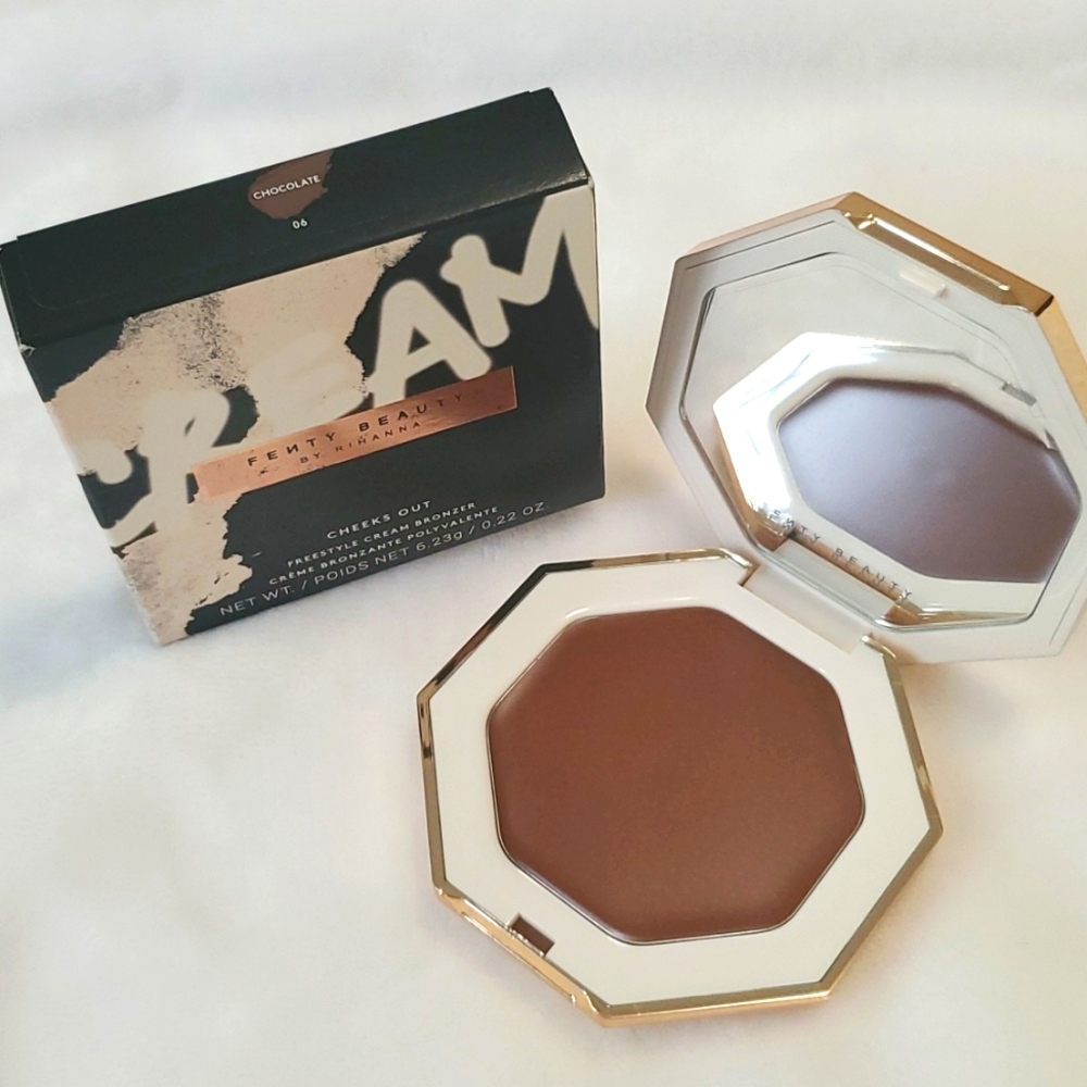 NIB Fenty Beauty by Rihanna Cheeks Out Freestyle Cream Bronzer in 06 Cho…